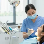 Professionele gebitsreiniging Nijmegen met vriendelijke mondhygiënist in moderne tandartspraktijk.